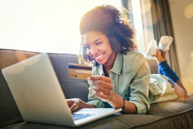 Frau mit Laptop